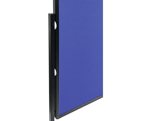 Blaue Trennwand mit schwarzem Rahmen