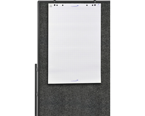 Flipchart mit Papierblock und grauem Filzhintergrund