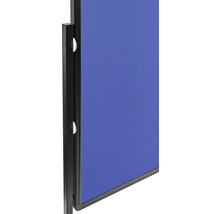 Blaue Trennwand mit schwarzem Rahmen