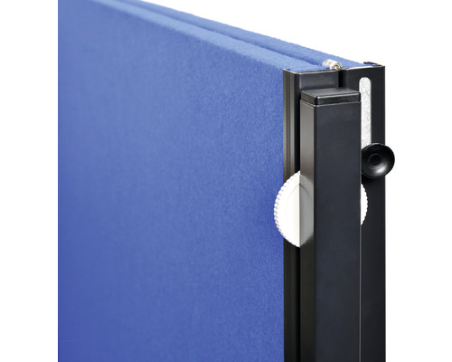 Detailansicht einer blauen Trennwand mit schwarzem Rahmen und Einstellvorrichtungen