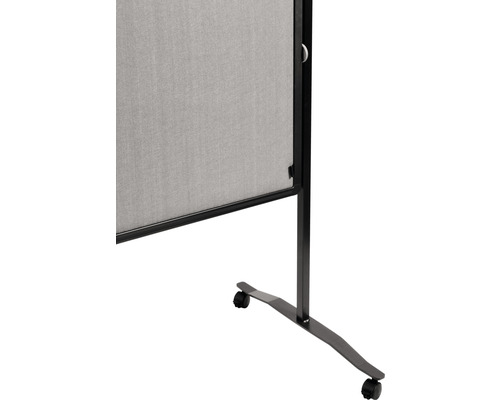 Detailansicht einer mobilen Trennwand mit Stoffbespannung und Rollen