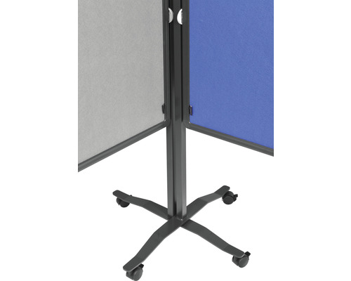 Detailansicht einer mobilen Trennwand mit Rollenfuß