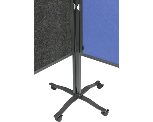 Detailansicht einer mobilen Trennwand mit Rollenfuß und Textiloberfläche