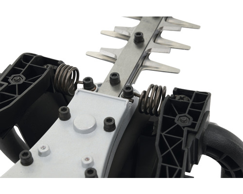 Detailaufnahme einer Heckenschere mit Metallklingen und Federn.