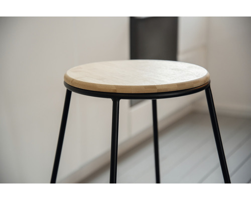 Hocker mit rundem Holzsitz und Metallbeinen
