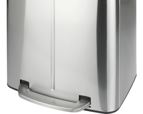 Detailansicht eines Treteimers aus Edelstahl mit Pedal