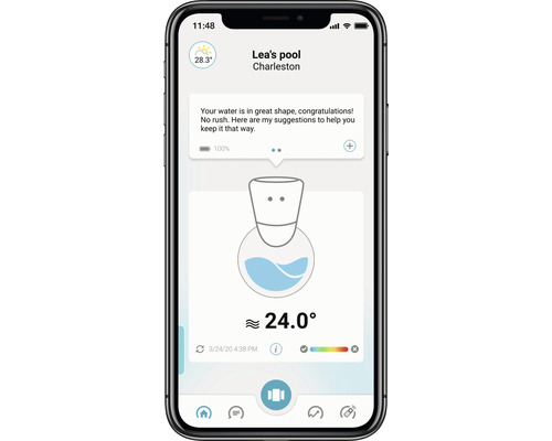 Smartphone-Display mit Pool-App-Oberfläche, die Temperatur und Wasserqualität anzeigt