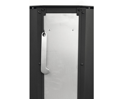 Detailansicht der Tür eines Kaminofens mit Griff