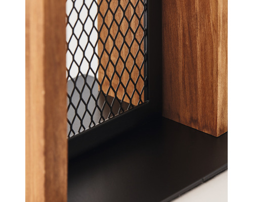 Detailansicht eines Regals mit Holzelementen und Metallgitter