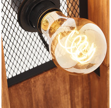 Nahaufnahme einer eingeschalteten Glühbirne in einer Lampe