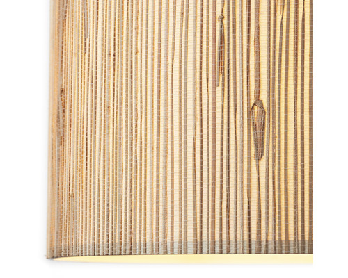 Nahaufnahme einer Wandleuchte mit Schirm aus Naturmaterialien