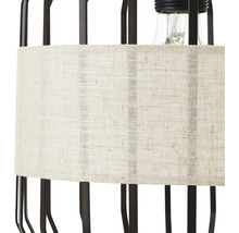 Detailansicht einer Lampe mit Lampenschirm aus Stoff und Metallgestell