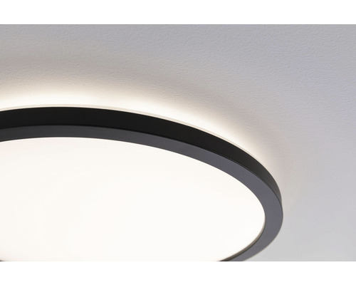Runde Deckenleuchte mit schwarzem Rahmen an der Decke