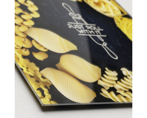 Dekoratives Küchenbild mit verschiedenen Nudelsorten und dem Schriftzug Just roll with it