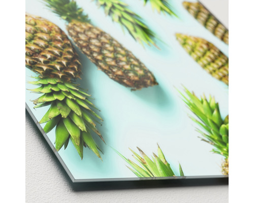 Dekoratives Bild mit Ananas Motiven auf einer Platte