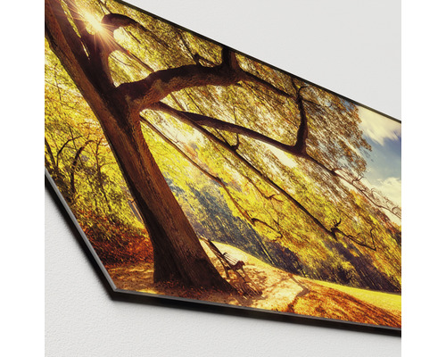 Dekorative Wandplatte mit Baumlandschaft und Bank