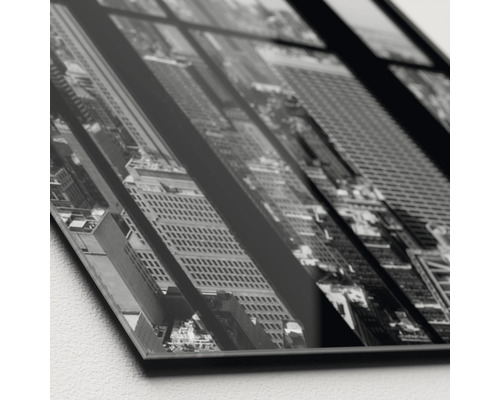 Schwarzweiß-Glasbild mit einem Motiv von Wolkenkratzern