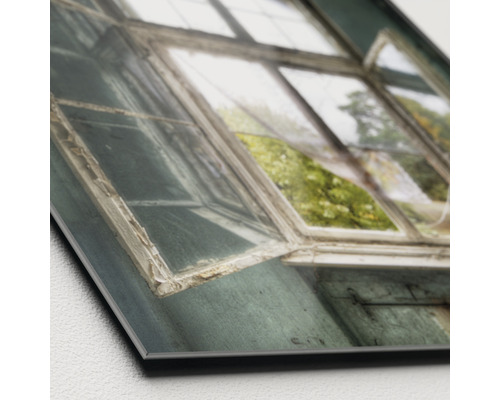 Nahaufnahme einer Aluminium-Verbundplatte mit Fenster-Motiv