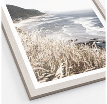 Gerahmtes Bild einer Küstenlandschaft mit Strand und Vegetation