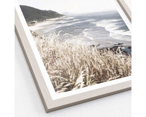 Gerahmtes Bild einer Küstenlandschaft mit Strand und Vegetation