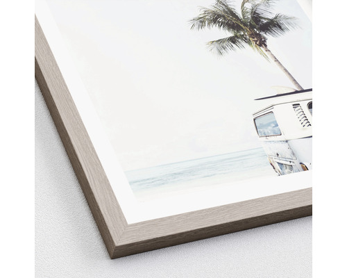 Gerahmtes Bild mit einem Motiv von einem Strand, einem Wohnwagen und einer Palme