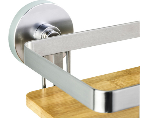 Detailansicht eines Badezimmerregals mit Saugnapfbefestigung und Ablage aus Bambus