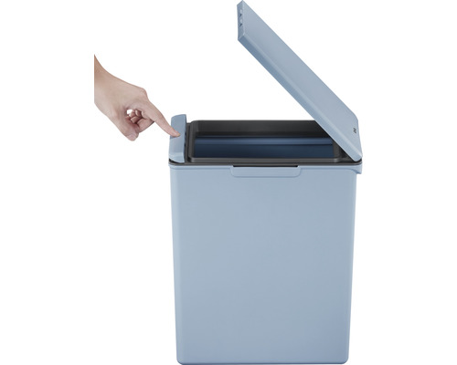 Mülleimer mit Deckel wird per Knopfdruck geöffnet