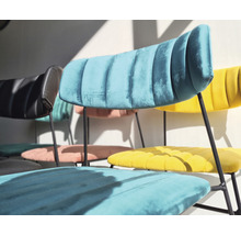 Mehrere Stühle mit Samtbezug und Metallbeinen stehen im Raum.