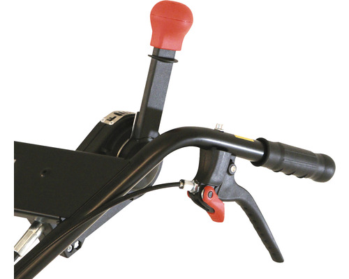 Detailaufnahme der Bedienelemente einer Motorhacke.