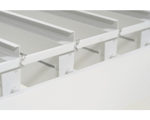 Detailansicht einer weißen Unterkonstruktion für abgehängte Decken.