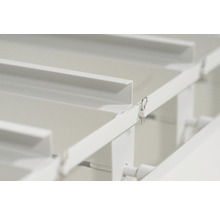 Detailansicht eines Regalsystems mit Metallregalböden