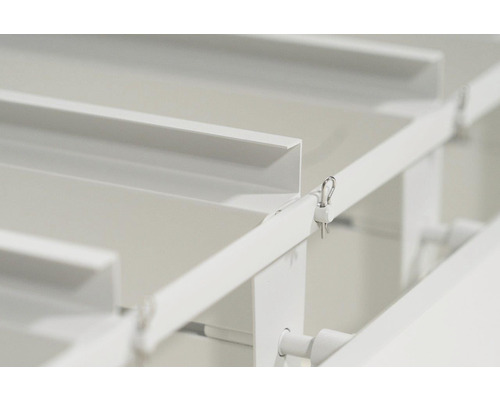 Detailansicht eines Regalsystems mit Metallregalböden