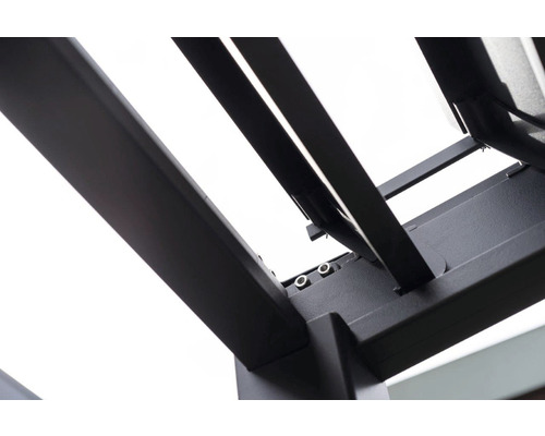 Detailansicht einer Pergola mit Metallstruktur und Verschraubungen