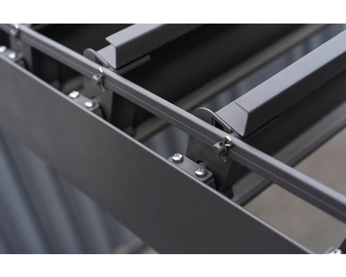 Detailaufnahme des Dachsystems einer Terrassenüberdachung mit Schrauben