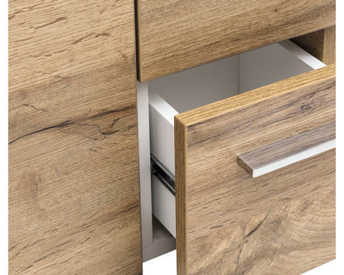 Detailaufnahme eines Schranks mit offener Schublade im Holzdesign