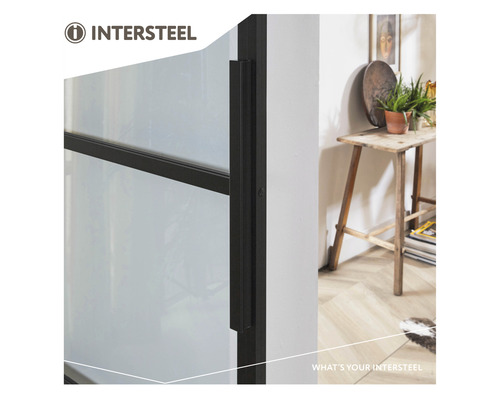 Intersteel Logo. Raumansicht mit einer Innentür mit Stahlrahmen und Glaseinsatz.