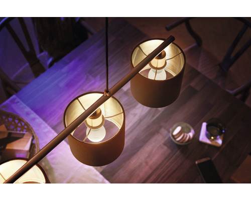 Hängelampe mit Lampenschirmen über einem Tisch, Vogelperspektive