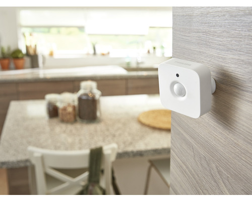 Philips Hue Bewegungsmelder zur Wandmontage in einem Wohnbereich