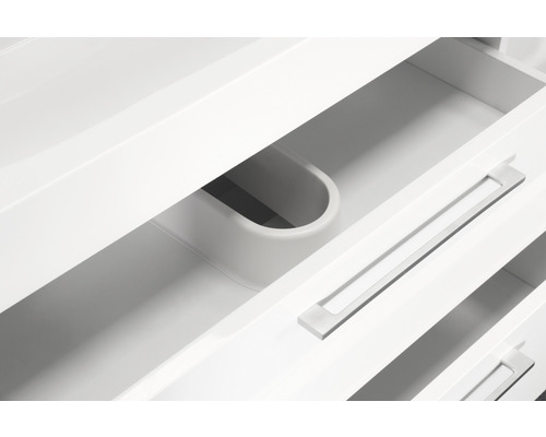 Detailaufnahme eines geöffneten, weißen Badezimmerschrankauszugs mit Griff