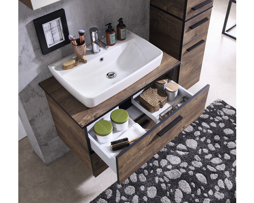 Badezimmer Waschtisch mit Schublade in Holzoptik und weißem Aufsatzwaschbecken.