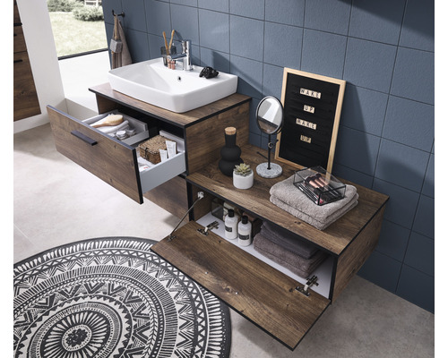 Badezimmer mit Waschbecken, Unterschrank mit Schublade und offenem Fach