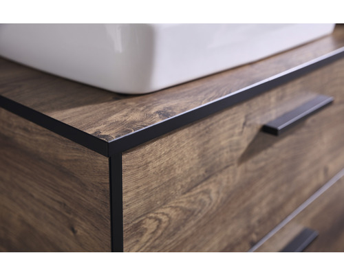 Detailansicht eines Waschtischunterschranks mit Holzdekor und Schubladen