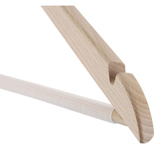 Detailansicht eines Kleiderbügels aus Holz