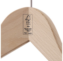 FSC Siegel auf einem Kleiderbügel aus Holz