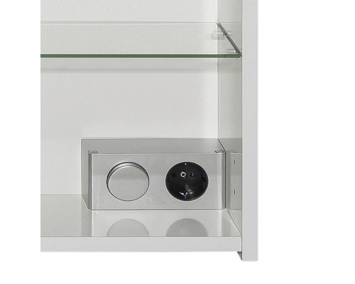 Innenansicht eines Spiegelschranks mit Glasablage, Steckdose und Schalter