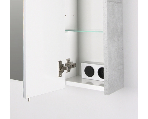 Geöffneter Spiegelschrank mit Glasablage und Lautsprecher