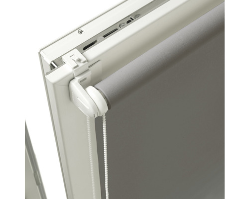 Detailansicht eines Rollos mit Kettenzug zur Fensterdekoration