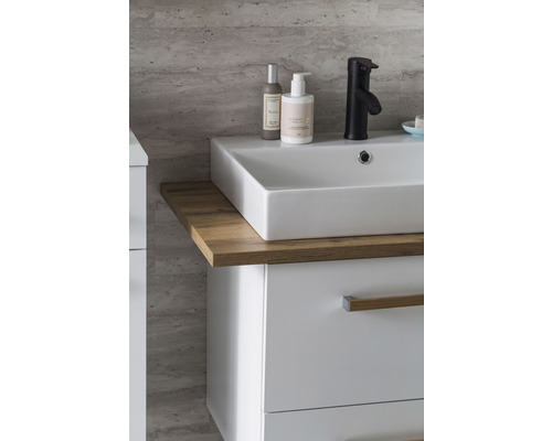 Waschtisch mit Unterschrank, Aufsatzwaschbecken, Armatur und Pflegeprodukten im Badezimmer