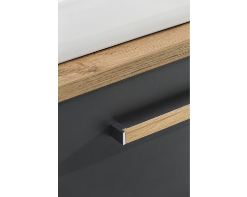 Detailaufnahme eines Waschbeckenunterschranks mit Griff