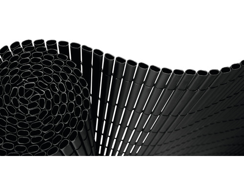 Sichtschutzmatte Konsta PVC ovalförmig 3 x 1,8 m anthrazit Blick auf eine aufgerollte Sichtschutzmatte